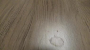 Ahşap döşeme, döşeme ve yerde bazı lekeler.