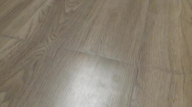 Ahşap zemin ve zemin üzerinden geçerek ve üzerine ışık düşerek.