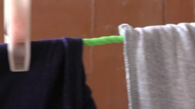 Kumaş ve yeşil renkli iple sarkıtılmış kumaşlar.