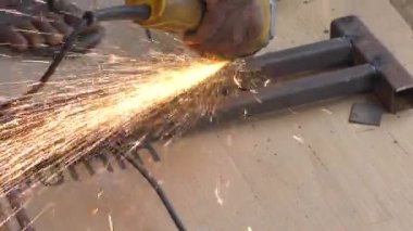 Çitler için kaynak ve demir döşeme ve yaydan çıkan ateş kıvılcımları