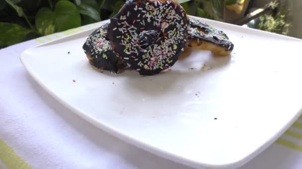 Σκούρα Ντόνατς Στο Πιάτο Καρυκεύματα Στο Τραπέζι — Αρχείο Βίντεο