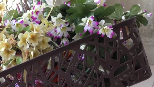 Fleurs Artificielles Colorées Dans Jardin Terrasse Panier Placé Sur Chemin — Video