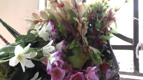 Kolorowe Sztuczne Kwiaty Ogrodzie Taras Mały Plastikowy Kosz — Wideo stockowe