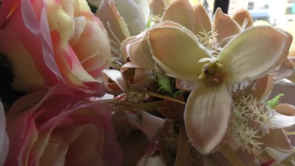 Πολύχρωμα Τεχνητά Λουλούδια Στον Κήπο Βεράντα Κόκκινο Και Άλλα Χρώματα — Αρχείο Βίντεο