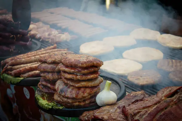 Geleneksel Avrupa Balkan mutfak, sulu barbekü biftek