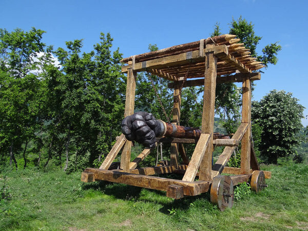 Средневековый таран в парке. Древнее оружие
