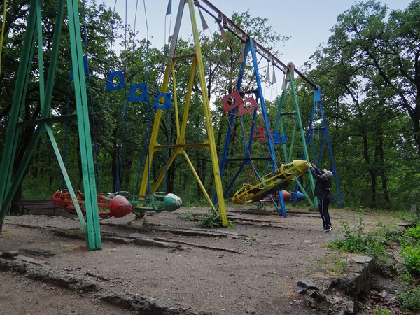 Kid Playing Old Cradle Park Abandoned Children Playground — Stock Photo, Image