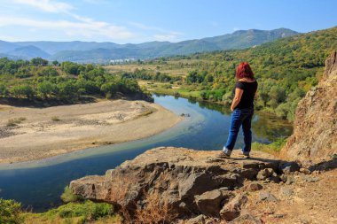 Kristal nehir ve dağ güzel manzara izlerken Turizm