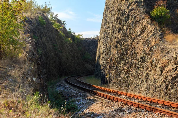 Trilhos Trem Montanha Passando Entre Colinas — Fotografia de Stock