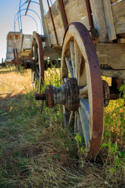 Paslı tekerlek ve vintage ahşap vagon hub