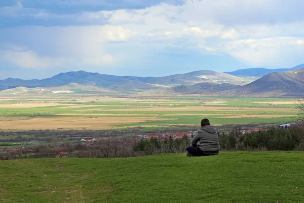 Güzel bir renkli manzara izlerken çocuk