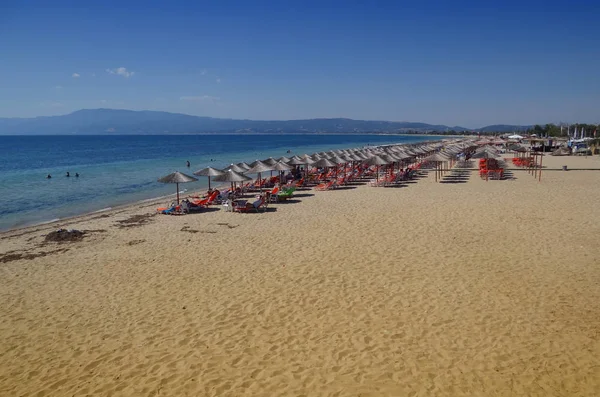 Красивый Пляж Пумбреллами Чистым Синим Морем — стоковое фото