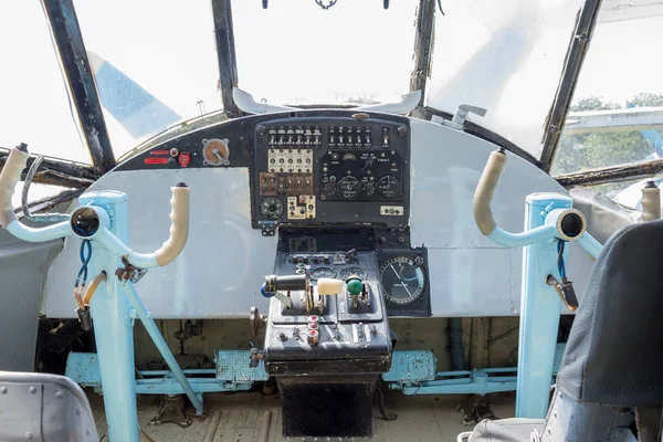 Vintage Russische Dubbeldekker Cockpit Interieur Met Stuurwielen Analoge Controles — Stockfoto