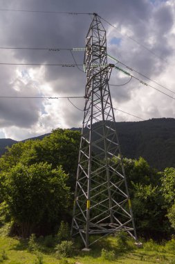 Elektrik direğinden, dramatik gökyüzü arka plan üzerinde elektrik direği