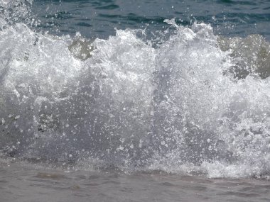 Beach, closeup sıçramasına dalgalar deniz