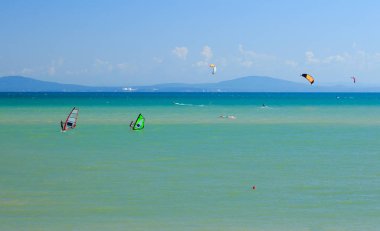 Burgas, Bulgaristan - 08/04/2018: Rüzgar Sörfü ve uçurtma sörf yaz görünümü ile mavi deniz arka plan