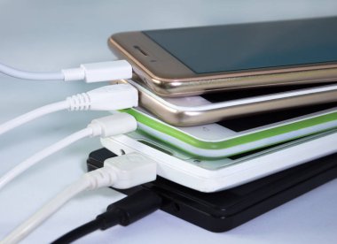 Akıllı telefonlar, usb kablo ile şarj yığını
