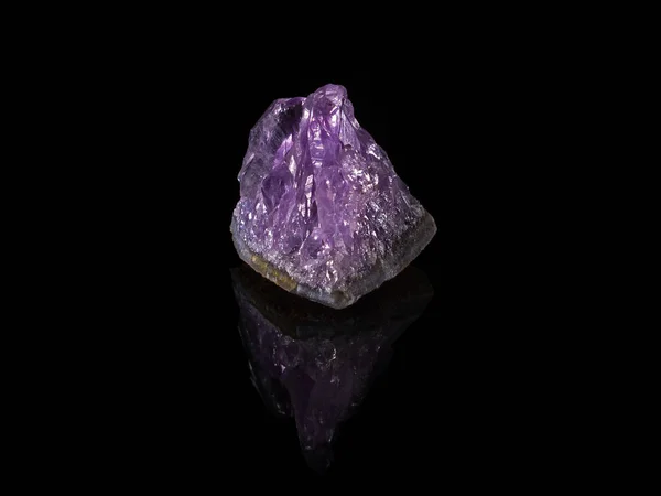 Cristal Ametista Roxo Isolado Sobre Fundo Preto Com Reflexão — Fotografia de Stock