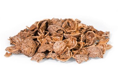 Beyaz arka plan üzerinde izole ezilmiş ceviz kabukları yığını