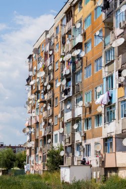 Apartmanda alanı yaşayan Çingeneler kapsayan çanak antenler
