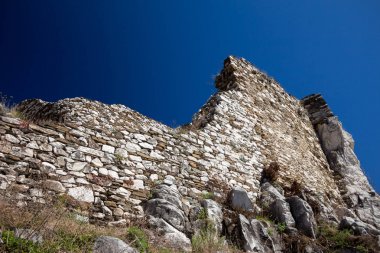 Antik kale duvar kalıntıları, mavi gökyüzü arka plan üzerinde