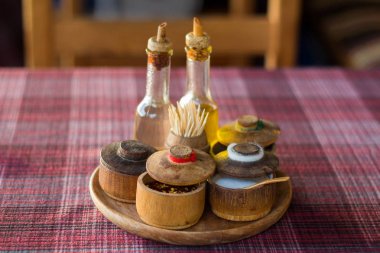 Vintage tuz ve biber tencere ve restoran masada baharat