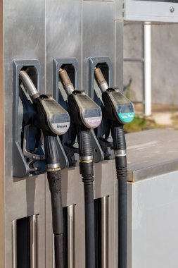 Eski ve kullanılmış benzin ve dizel pompalar.