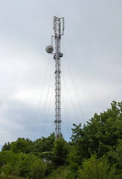 5G, 4G telefon kulesi, iletişim yayın ekipmanları.