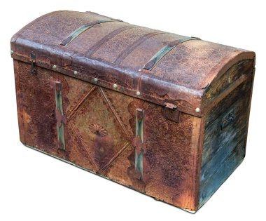 Metal kaplamalı eski ahşap sandık, beyaz arka planda izole edilmiş, çalışma yolu var.