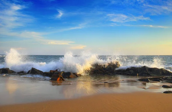 Hermosa Vista Panorámica Costa Rocosa Salvaje Con Dramática Agua Surf —  Fotos de Stock