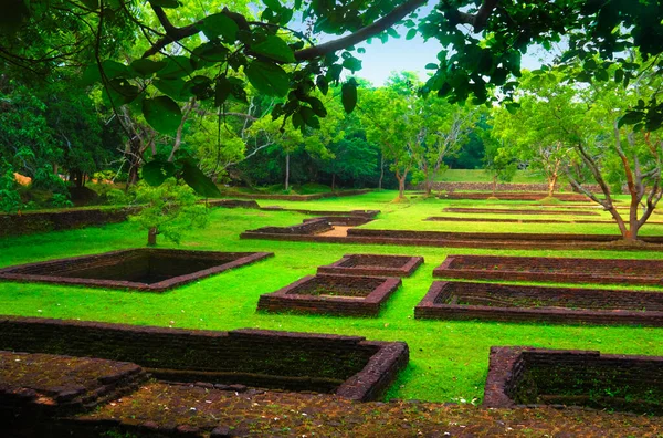 Prachtig Uitzicht Ruïne Vijvers Groen Gazon Bomen King Kassapa Tuin Rechtenvrije Stockfoto's