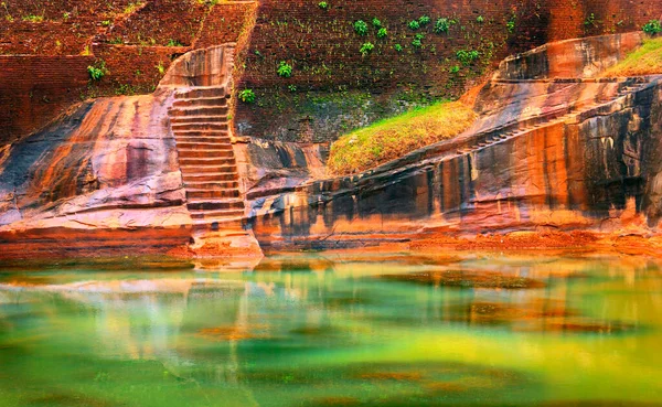 Mysterieus Uitzicht Groen Vijverwater Tegen Achtergrond Van Uitgehouwen Muur Met Stockfoto
