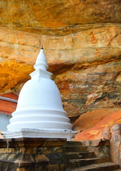 Красивый Вид Белую Буддийскую Ступу Фоне Прочной Горной Стены Пещерном — стоковое фото