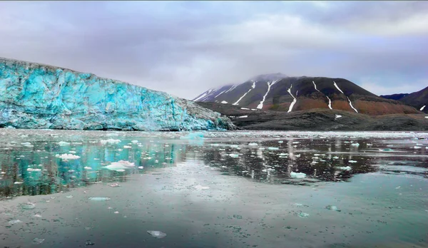 Vacker Natur Blå Esmark Glaciär Och Svart Berg Reflekteras Vid — Stockfoto