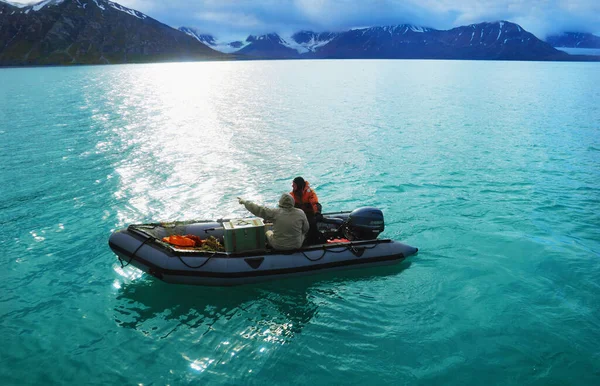 14 Temmuz 2020 'de Svalbard ve Jan Mayen' de (Spitsbergen Adası, Grönland Denizi) kimliği belirsiz iki kişi kıyıya doğru bakmaktadır.