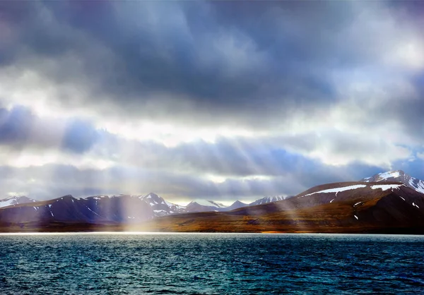 Prachtig Panoramisch Uitzicht Zwarte Rotsen Donker Water Van Istfjorden Achtergrond — Stockfoto