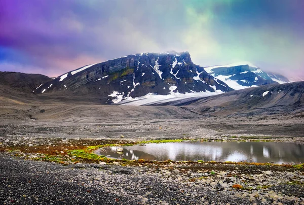 Prachtig Panoramisch Uitzicht Zwarte Rots Sneeuw Kiezelstrand Klein Gletsjermeer Met Rechtenvrije Stockafbeeldingen