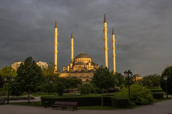 在黎明时分美丽天空的背景下 清真寺 车臣之心 — 图库照片