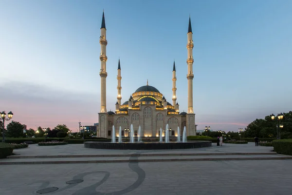 清真寺 车臣之心 在夕阳的美丽天空的背景下 — 图库照片