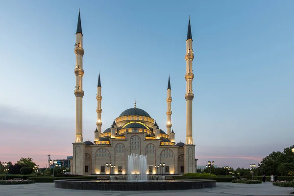 在黎明时分美丽天空的背景下 清真寺 车臣之心 — 图库照片