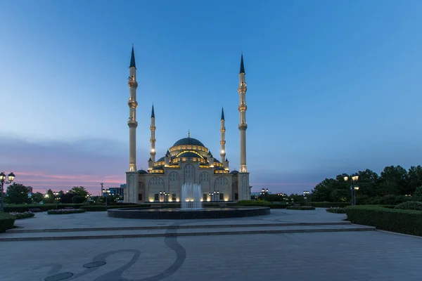 清真寺 车臣之心 在夕阳的美丽天空的背景下 — 图库照片
