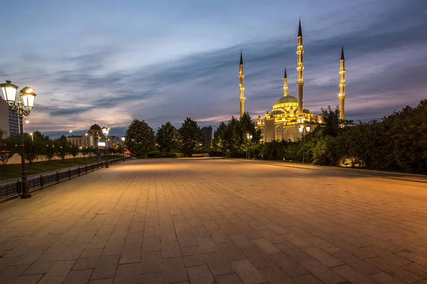 Çeçenistan Kalbi Camisine Karşı Şafakta Güzel Bir Gökyüzünün Arkaplanı — Stok fotoğraf