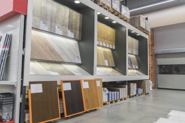 Belarus, Minsk - 28 Kasım 2018 süpermarket raflarında arka plan büyük nalbura, döşeme