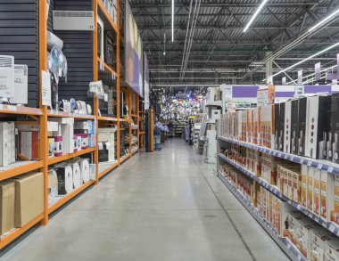 Belarus, Minsk - 28 Kasım 2018 süpermarket raflarında arka plan büyük bir donanım mağaza, ev aletleri