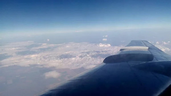 空気中の飛行機の翼 — ストック写真