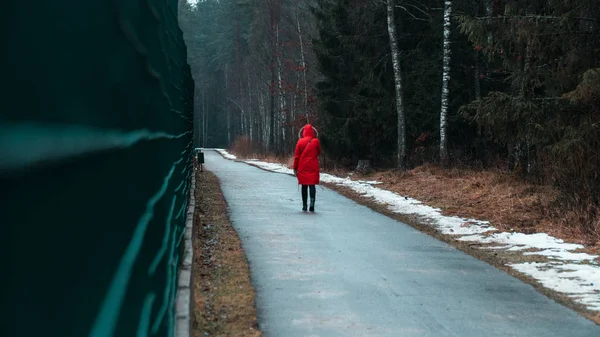Девушка Красной Куртке Гуляет Парку — стоковое фото