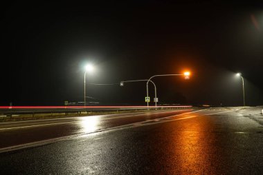 gece yol karanlık otoyol hız kırmızı mavi ışık asfalt satır sis karanlık manzara lamba 