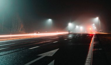 gece yol karanlık otoyol hız kırmızı mavi ışık asfalt satır sis karanlık manzara lamba 
