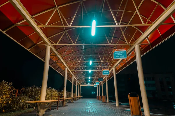 Otobüs İstasyonu mimarisine gece şehir kentsel yol arka plan ulaşım modern seyahat taşıma mavi bekleyen sokak