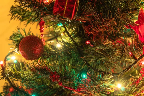 Grön Vinter Julgran Dekoration Holiday Röd Firande Boll — Stockfoto